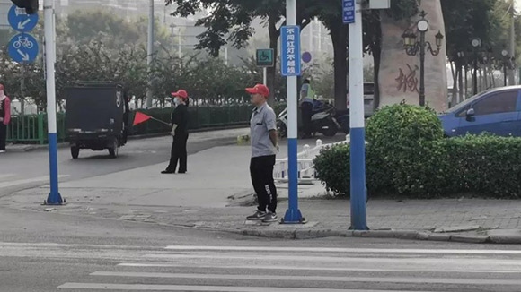 文明創建同參與 站崗執勤展風采！